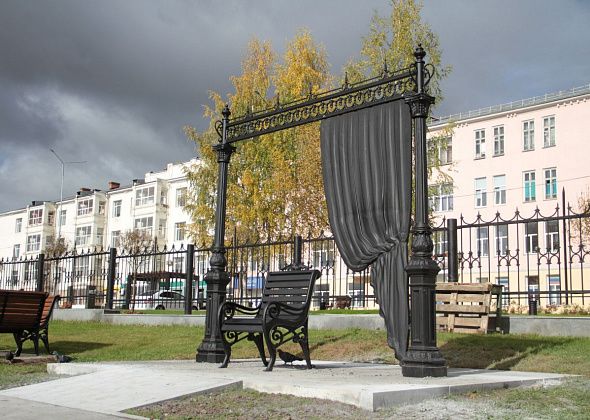 В Театральном сквере ДКМ установили чугунную фотозону