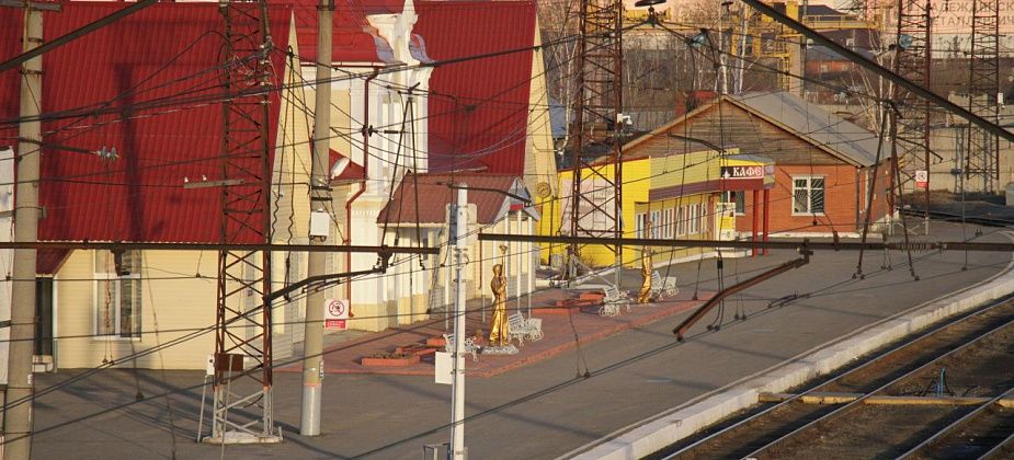 Опоздавший на поезд пассажир уцепился за уходящий состав и ехал на подножке. В Серове его сняли с поезда