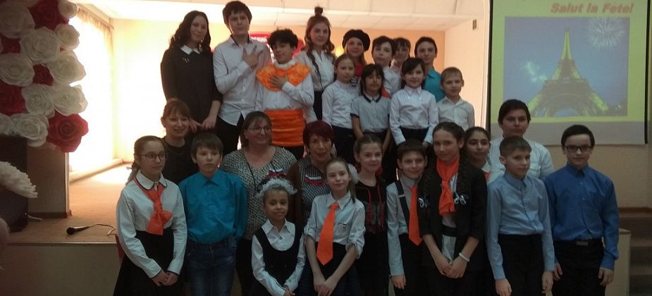 Песни на французском, уральские пельмени и компот. В Серовском детском доме-школе встречали гостей из Франции