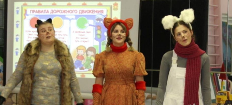 В гости к юным серовчанам из детского сада "Дельфинчик" пришли Лиса, Кот, Заяц и инспектор ГИБДД