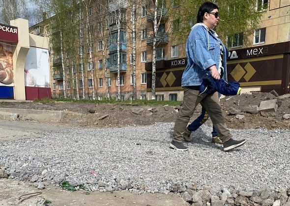 В Серове по улице Заславского засыпали ямы на поврежденном тротуаре
