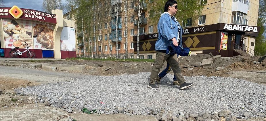 В Серове по улице Заславского засыпали ямы на поврежденном тротуаре