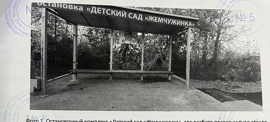 Полиция ищет вандалов, разбивших очередную стеклянную стену остановки «Детский сад «Жемчужинка» 
