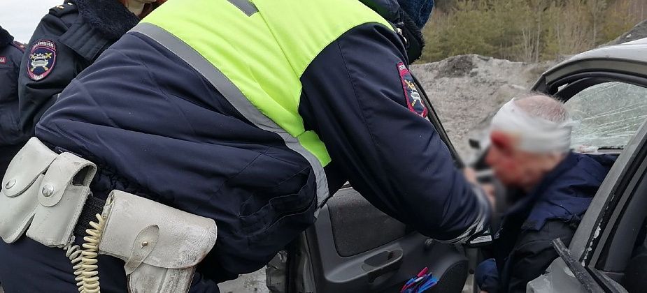 На трассе под Серовом столкнулись два автомобиля из Краснотурьинска. Травмированы два человека