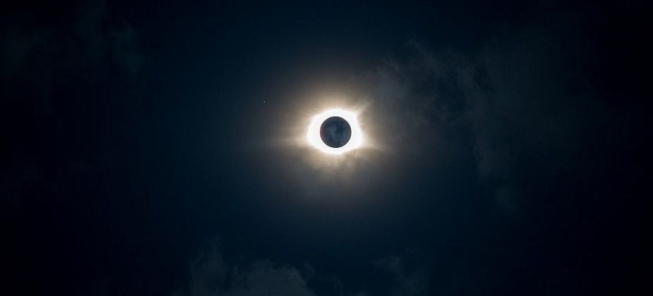 Сегодня перед закатом в небе можно будет увидеть затмение