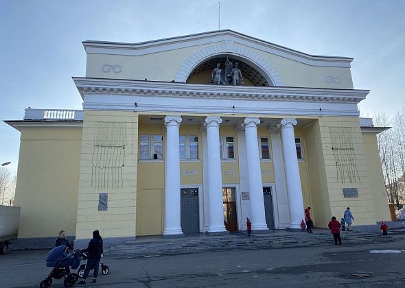 После вмешательства транспортной прокуратуры на площади у ДКЖ в Серове сделали уличное освещение