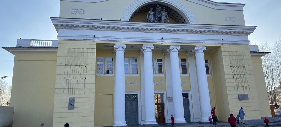 После вмешательства транспортной прокуратуры на площади у ДКЖ в Серове сделали уличное освещение