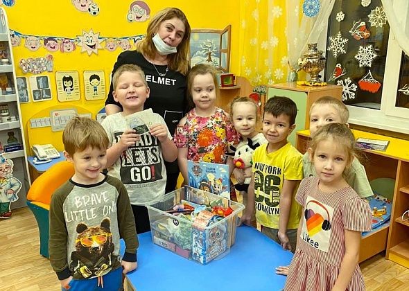 Дошколята из Серова собирали новогодние подарки для воспитанников социально-реабилитационного центра "Надежда"