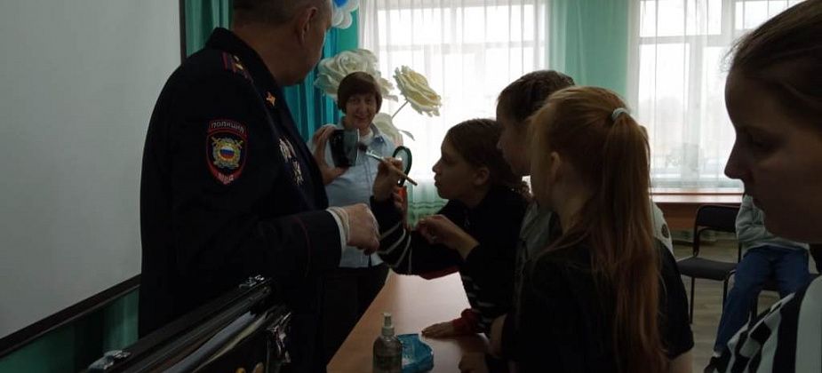 Воспитанников ЦДТ Серова познакомили с полицейскими профессиями