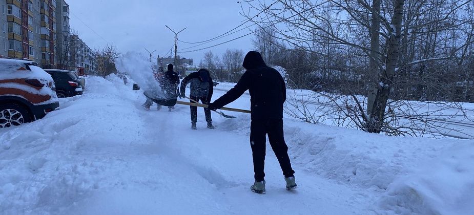 Серовчане помогли дорожным службам убрать снег в центре города