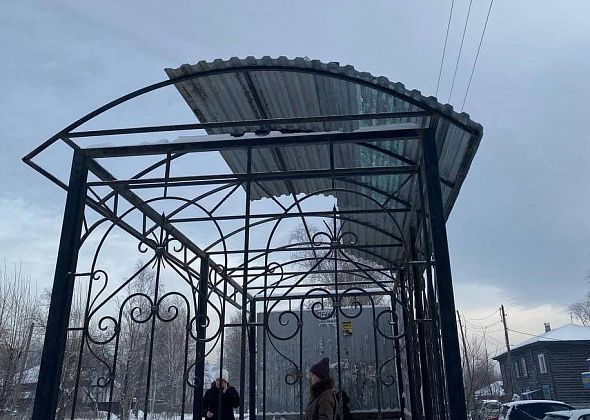 Крыша автобусной остановки в Серове не выдержала веса снега?