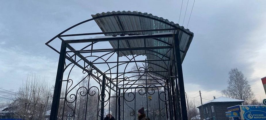 Крыша автобусной остановки в Серове не выдержала веса снега?