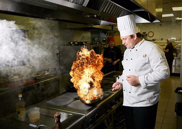 «Мне комфортнее на кухне, чем под камерами». Шеф-повар из Серова принял участие в «Адской кухне» 