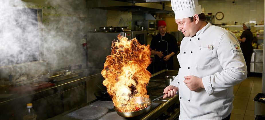 «Мне комфортнее на кухне, чем под камерами». Шеф-повар из Серова принял участие в «Адской кухне» 