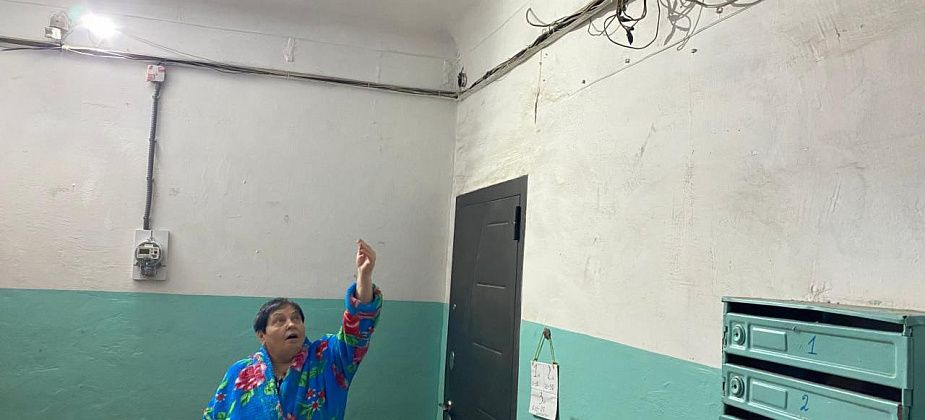 «Мы боимся. Мы уже проходили пожар». Серовчан беспокоит ветхая проводка в подъезде и квартира с долгами за электричество