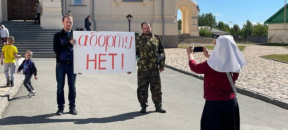 В Верхотурье идет крестный ход против абортов
