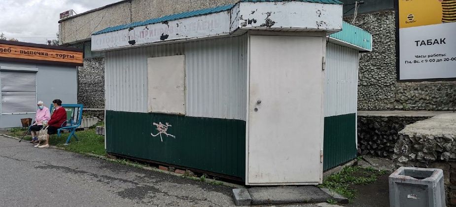 Власти Серова демонтируют еще один торговый павильон и забор, установленные «самовольно»