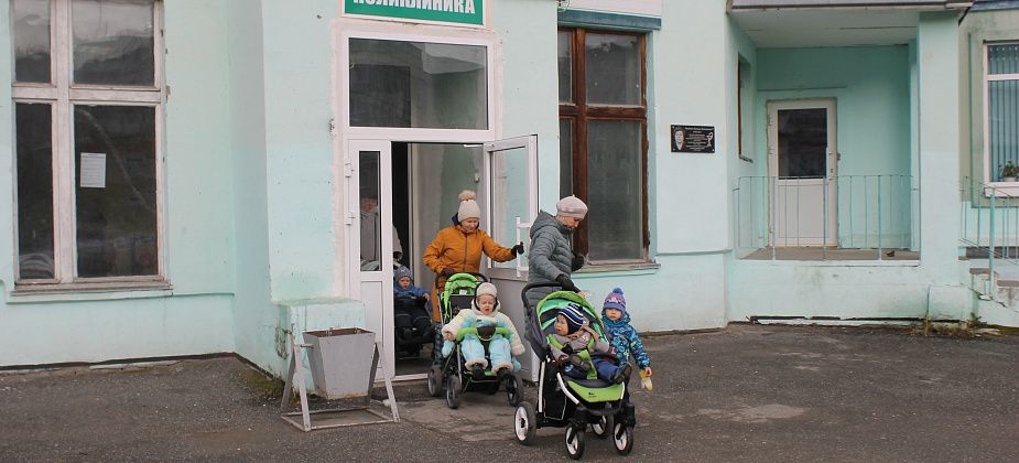 Новая регистратура, игровые зоны... Что поменялось в детской поликлинике Серова после ремонта?