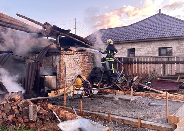В частном секторе Серова горели гараж и дом
