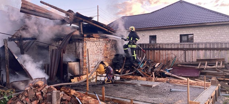 В частном секторе Серова горели гараж и дом