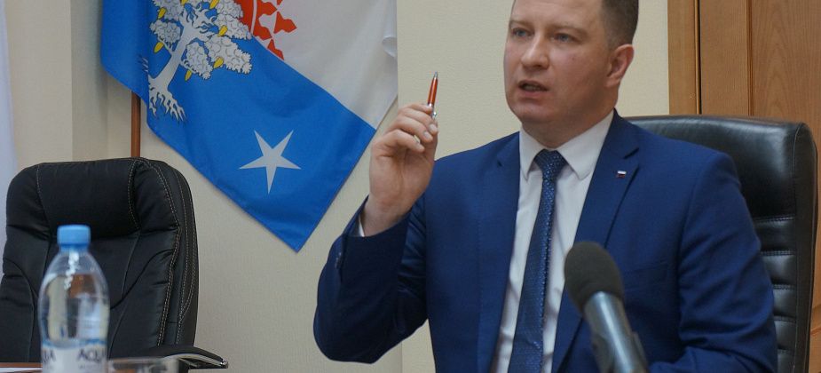 Глава Серова Василий Сизиков стесняется ученой степени?