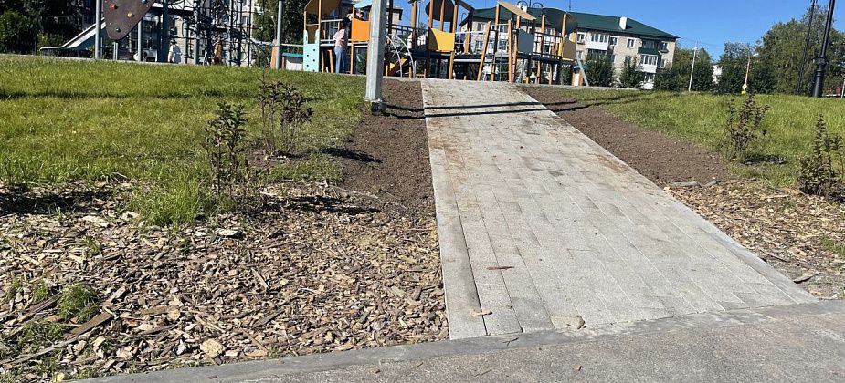 В сквере ДКМ подрядчик сделал дорожки из гранита, а не из дерева, как планировали