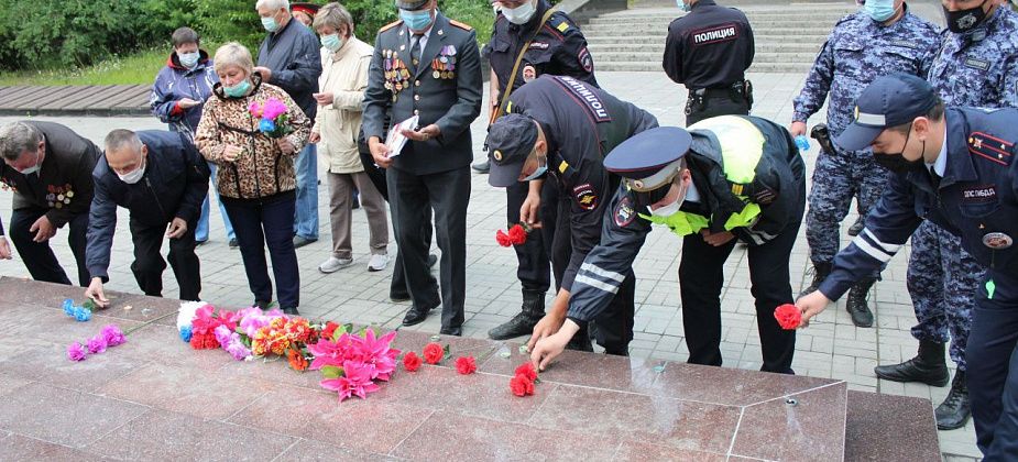 Серовские полицейские зажгли "Свечу памяти"