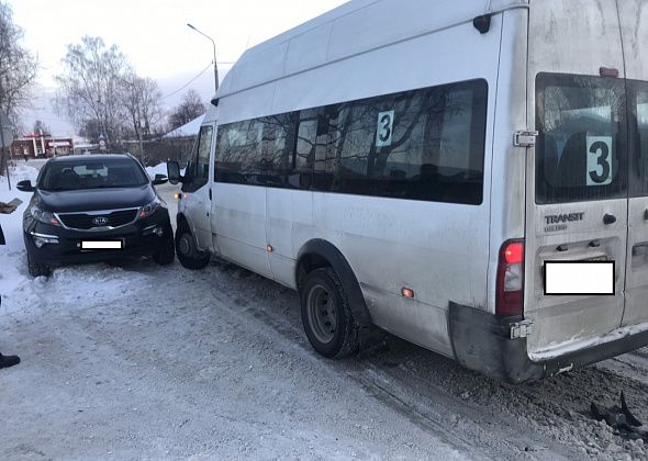 В Серове столкнулись "Форд" и "Киа Спортейдж"