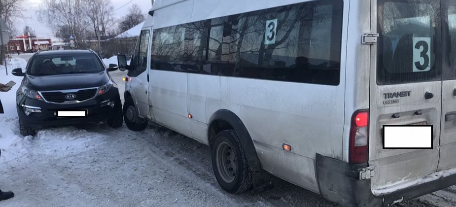 В Серове столкнулись "Форд" и "Киа Спортейдж"