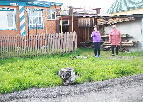 Дом парализованной серовчанки третьи сутки отключен от воды. Коммунальщики не собираются устранять утечку