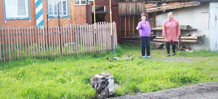 Дом парализованной серовчанки третьи сутки отключен от воды. Коммунальщики не собираются устранять утечку