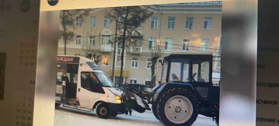 В центре Серова столкнулись маршрутка №7-8 и трактор