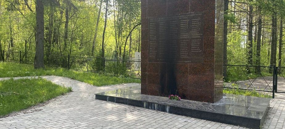 На воинском захоронении в Серове сгорели цветы у обелиска. Подожгли?