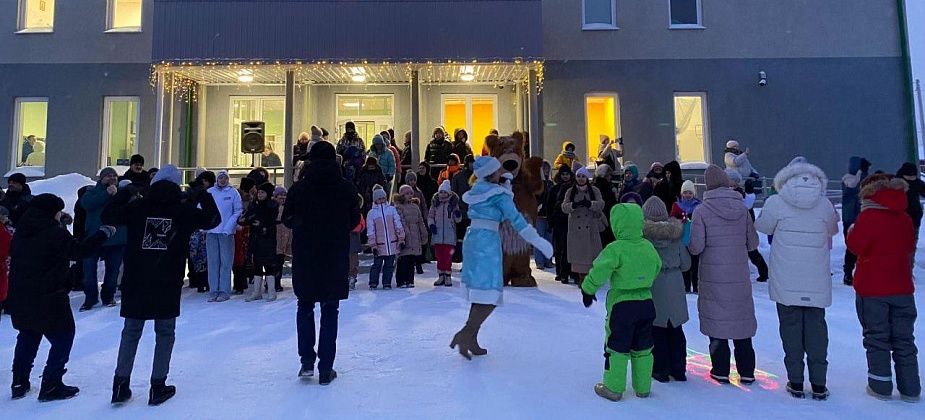 На Рождество серовским детям показали спектакль и провели игры на свежем воздухе