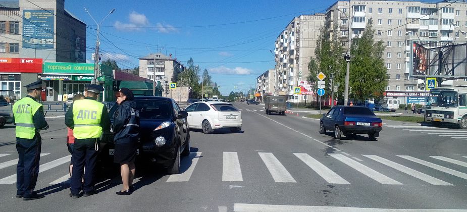 Водитель автомобиля «Ниссан Джук» сбил серовчанку, которая переходила дорогу по пешеходному переходу