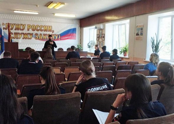 Священник рассказал полицейским Серова, как Божьи заповеди отражаются в кодексах