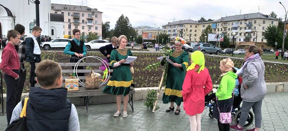 В Троицу на Преображенской площади прошел фольклорный праздник