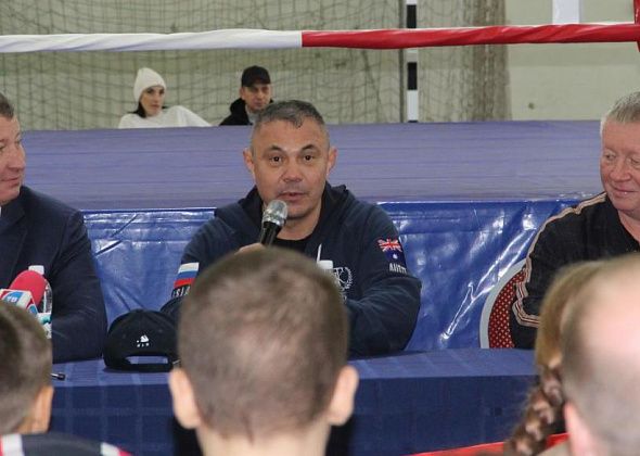 "У нас нет возможностей быть вторыми". Константин Цзю ответил на вопросы юных боксеров в Серове