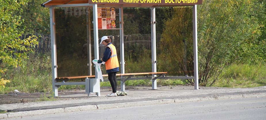 В Серове устанавливают антивандальные остановки из стекла и железа