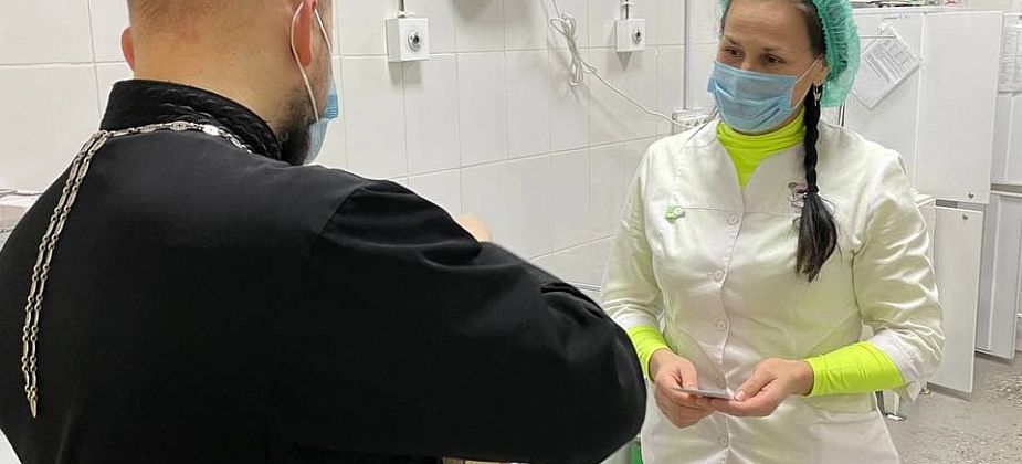 "Рождество - день, когда ты ждешь чуда и волшебства". Серовскую больницу посетили священники и волонтеры