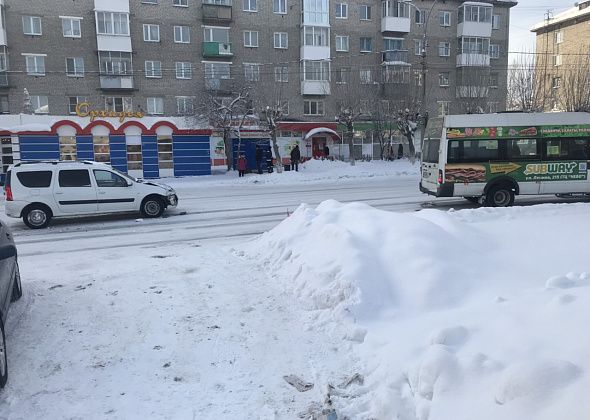 В центре Серова столкнулись пассажирский автобус и «Лада»
