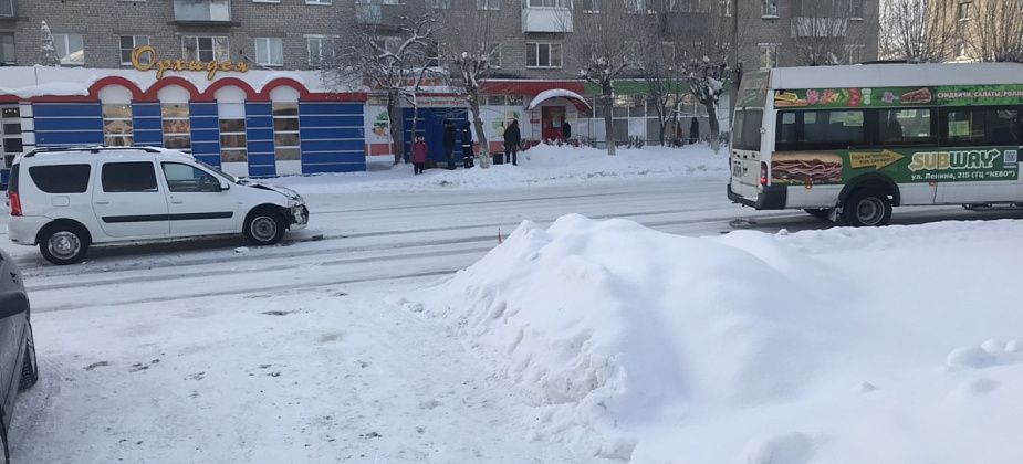 В центре Серова столкнулись пассажирский автобус и «Лада»