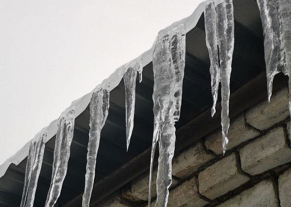 Серовчан предупреждают об опасности падения снега и льда с крыш зданий