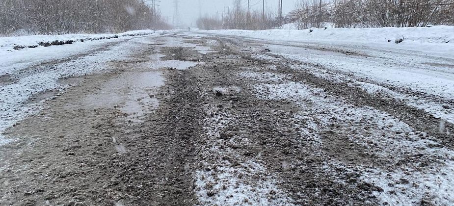 "Ехать вообще невозможно". Горожанка недовольна качеством очистки дорог под Серовом