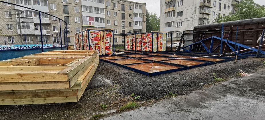 В Серове начались работы по возведению модуля-раздевалки на хоккейном корте «Мечта»