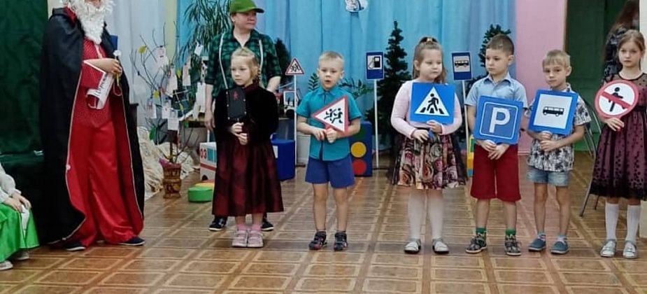Серовский детский сад «Снегирек» посетил царь Светофор