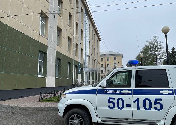 У здания серовской мэрии силовики провели тренировку