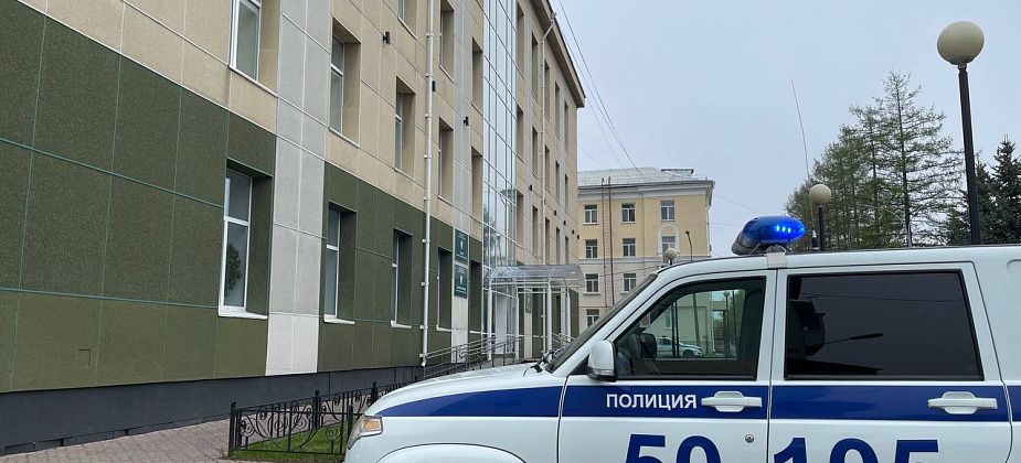 У здания серовской мэрии силовики провели тренировку