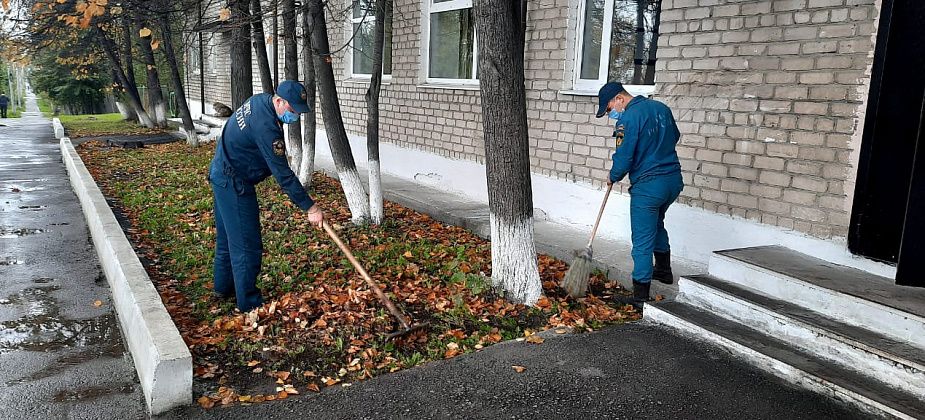 В Серове сотрудники  МЧС приняли участие в экологическом субботнике «Зеленая Россия»