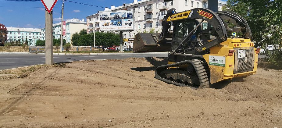 Начались работы по восстановлению газонов на улице Ленина